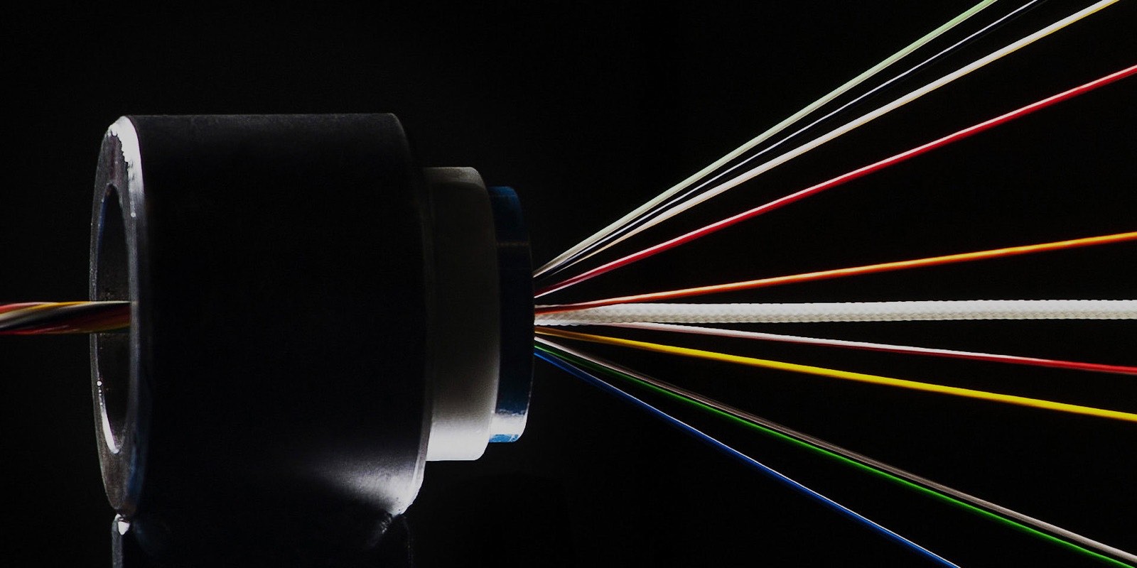 Coloured strands passing through a circular cable guide